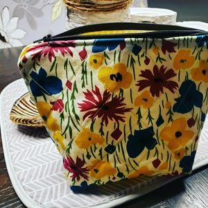 Flat bottom zipper pouch